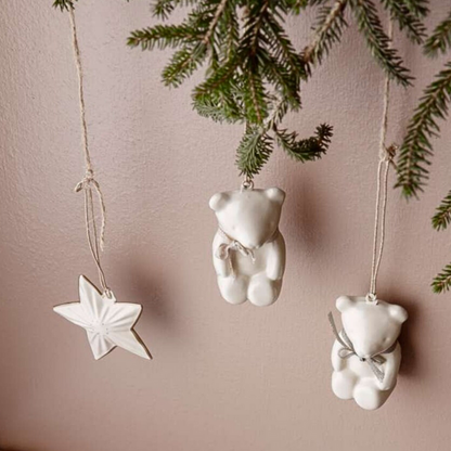 Maileg – Metal Christmas Ornament – Teddy Bear Off White/Blue